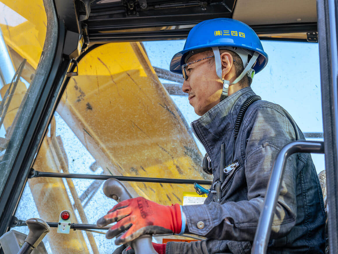 重機を操作する社員の写真