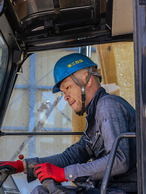 重機を操作する人の写真